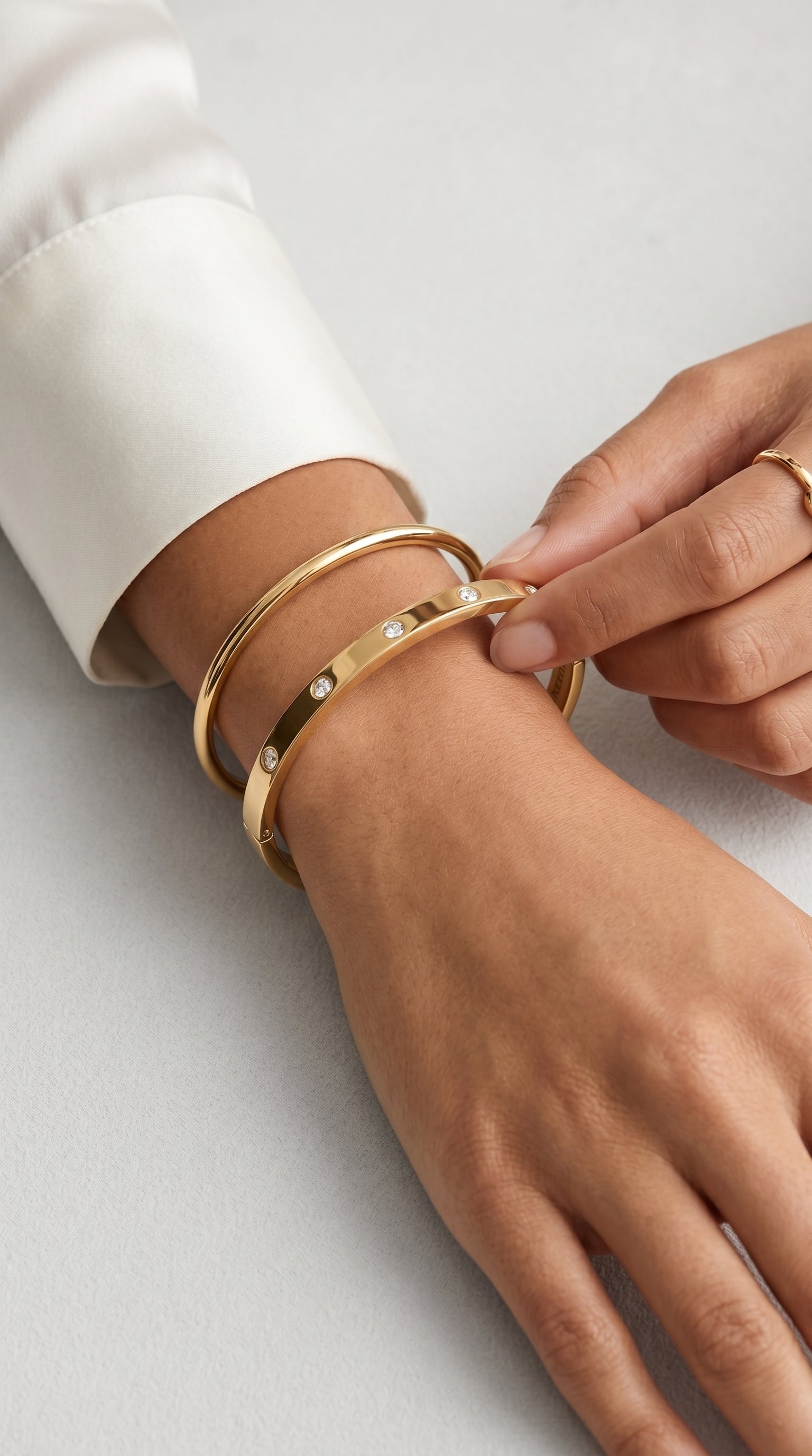 Coach – Signature Hinged Bangle